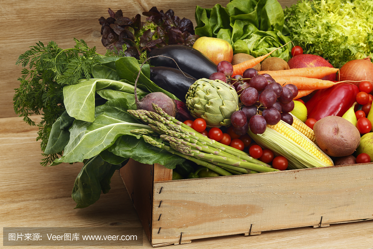 水果和蔬菜在一个盒子里